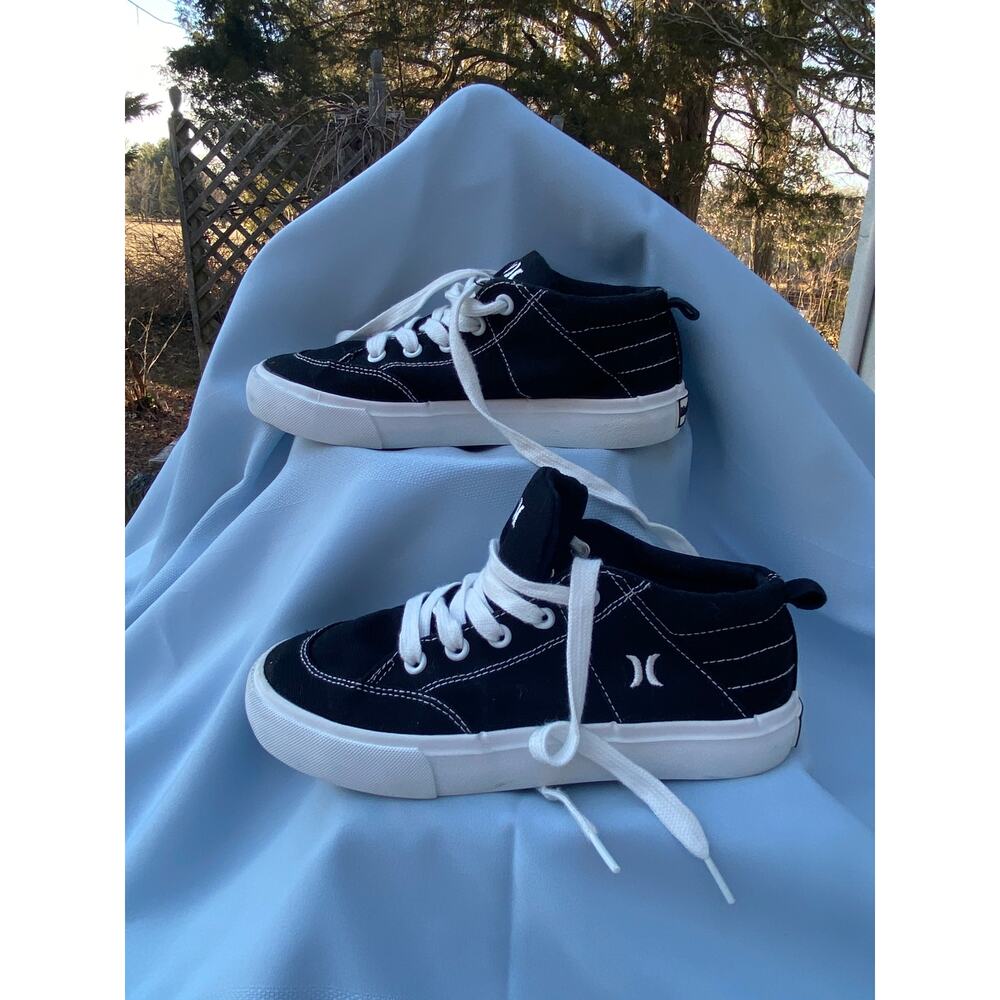Youth size 3 HURLEY Roddy Lace-up Sneakers Black with White soles and laces EUC